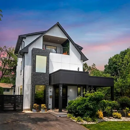 Top Of The Hill Luxury Clarendon 4-Br Homestay